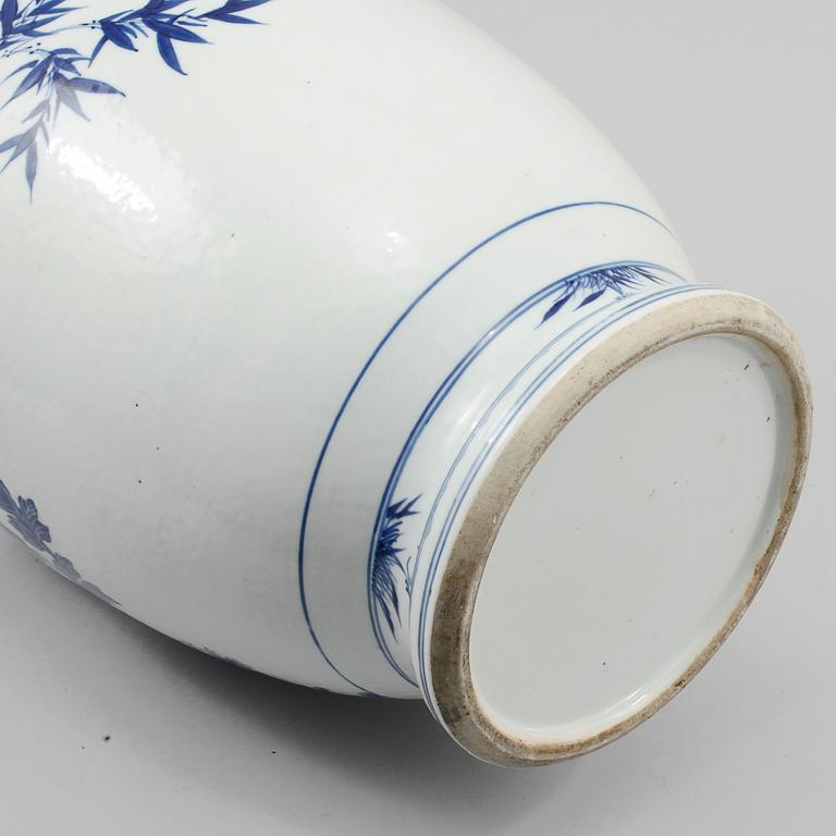 GOLVVAS, porslin, Kina, troligen sen Qing, omkring år 1900.