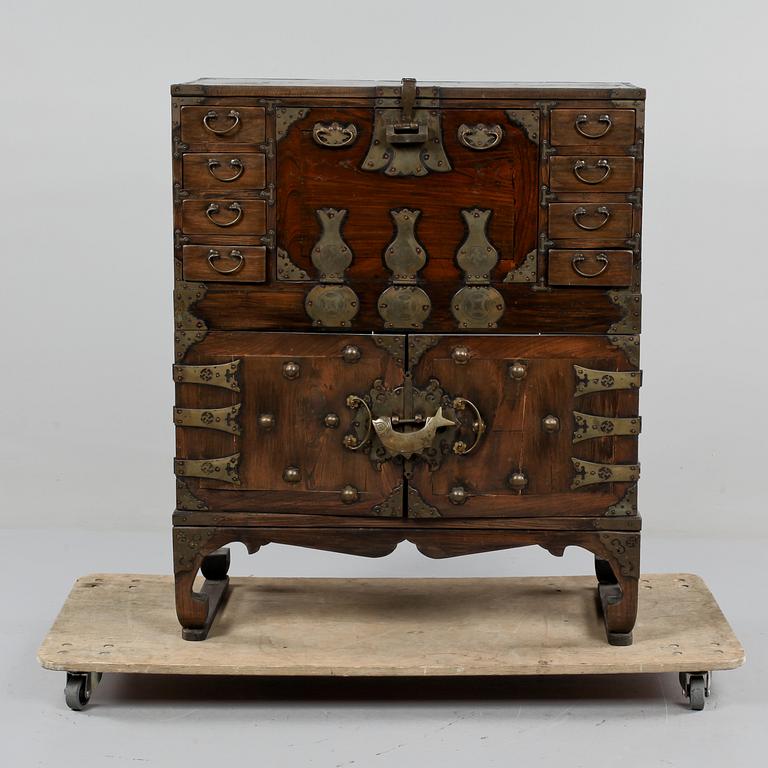 SKÅP, orientaliskt, omkring 1900-talets mitt.