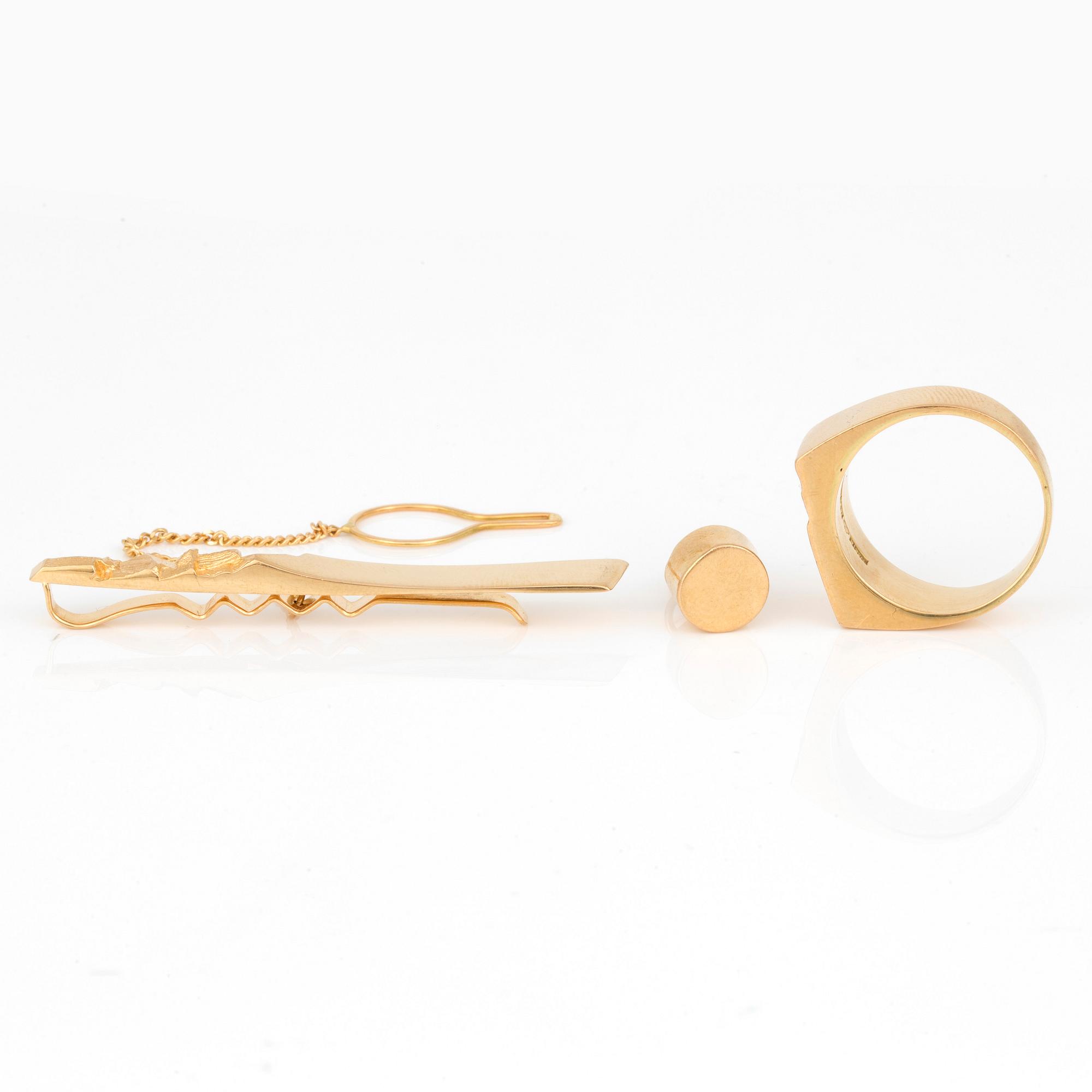 RING, SLIPSKLÄMMA, samt BERLOCK, 18K guld.