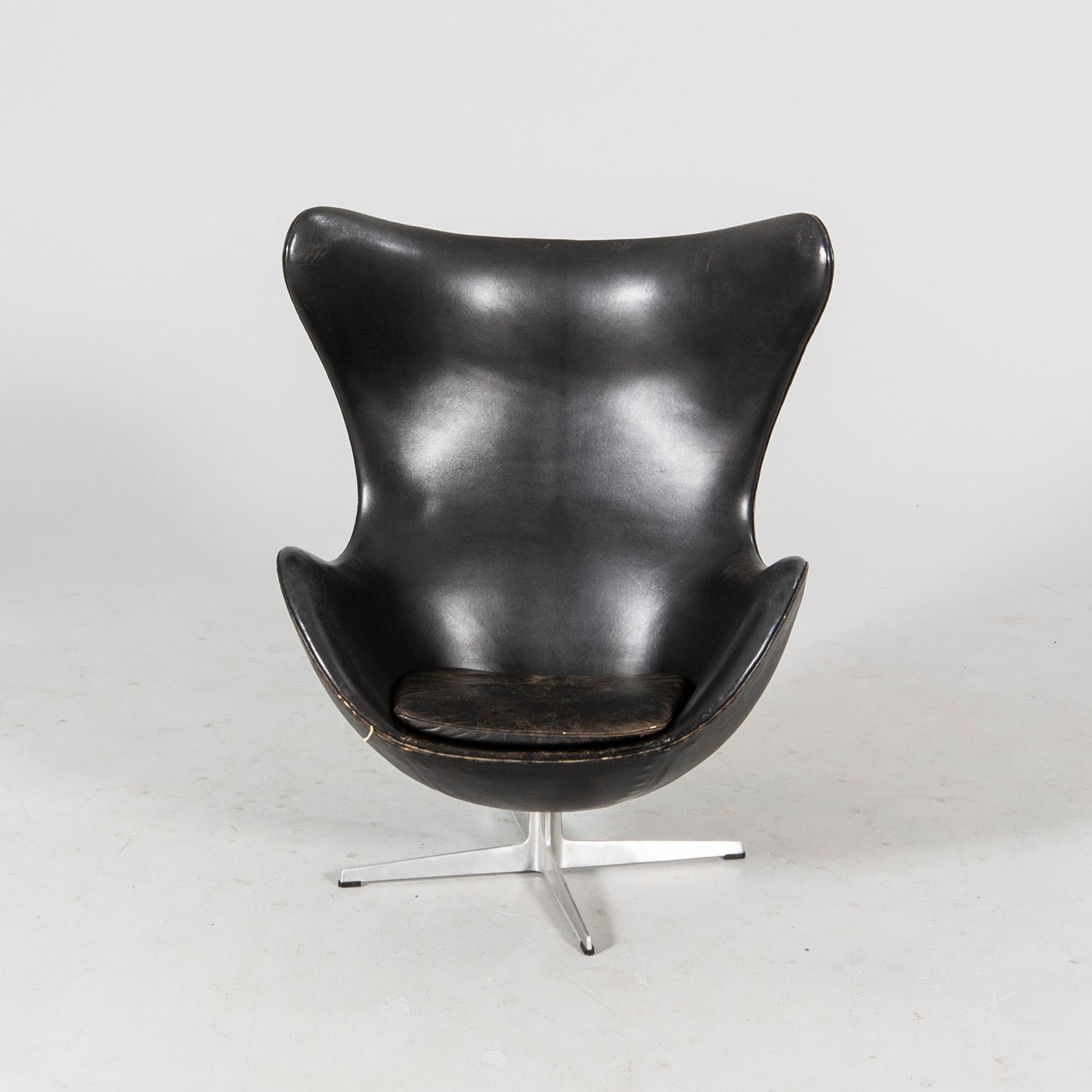 An Arne Jacobsen Ägget armchair for Fritz Hansen Denmark 1968.