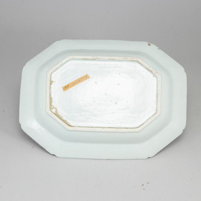 Oktagonalt med dekori  underglasyrblått av flodlandskap. Längd 36,5 cm.