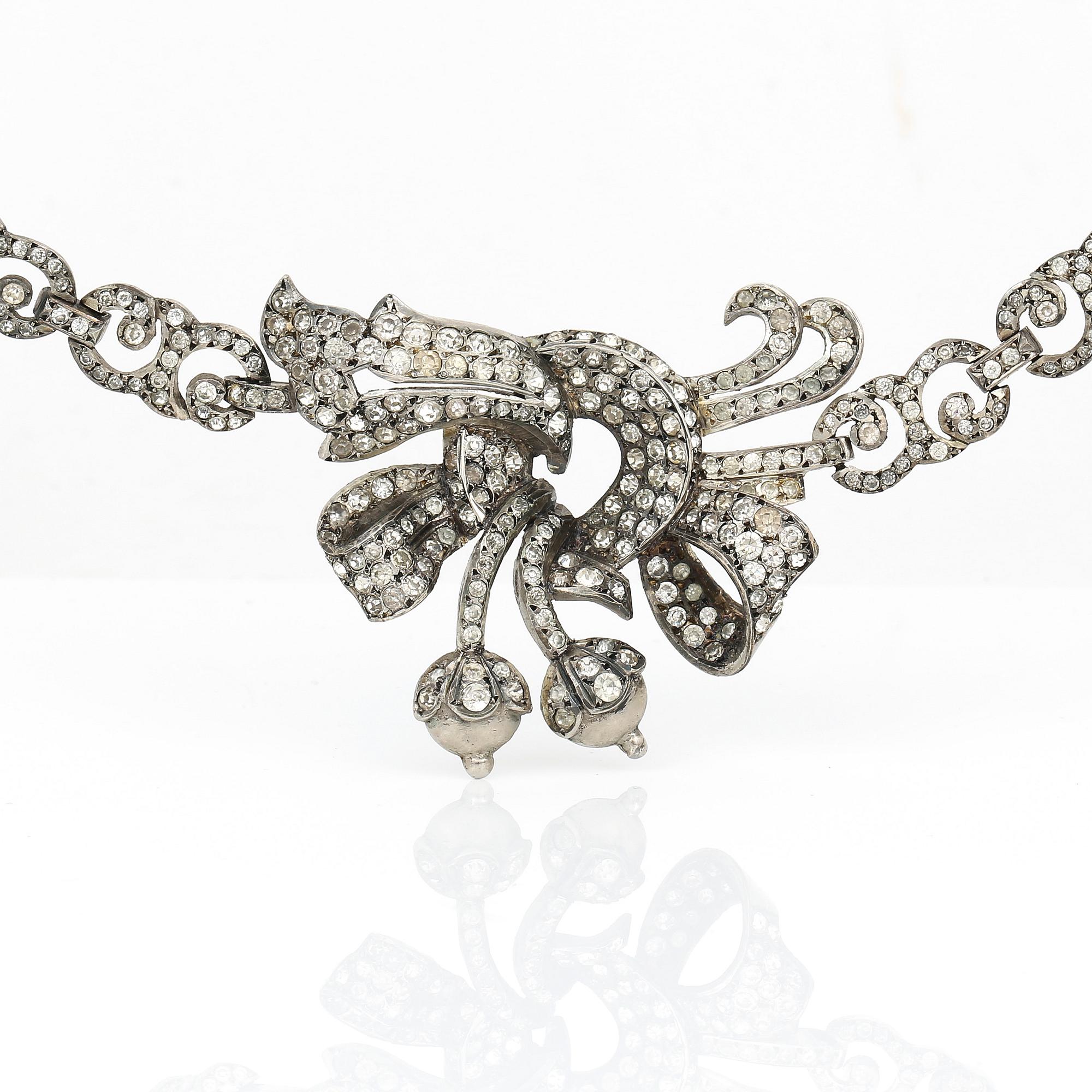 COLLIER, silver med pastestenar, 1900-talets första hälft. Vikt ca 62g.