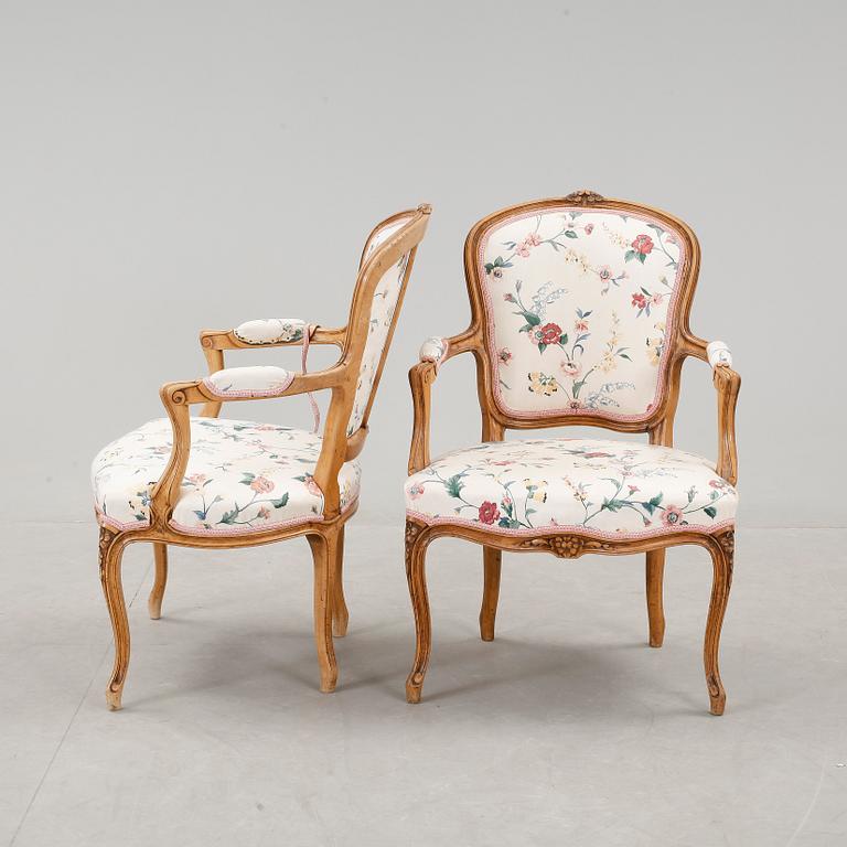 KARMSTOLAR, ett par. Louis XV-stil, 1800-tal.