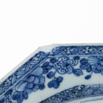 A blue and white tea pot with cover and serving dish, Qing dynasty, Qianlong (1736-95).