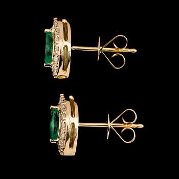 ÖRHÄNGEN, 1 par, 18K guld, diamanter tot ca 0.25 ct, smaragder tot ca 0.45 ct.