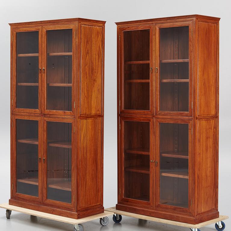 Bokskåp, ett par, tillverkade av möbelsnickare i Peking.
