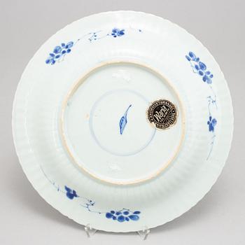 A blue and white dish, Qing dynasty, Kangxi (1662-1722).