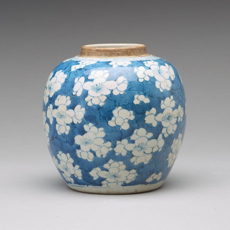 A blue and white jar, Qing dynasty, Kangxi (1662-1722).