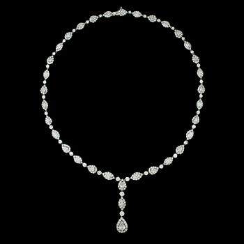 1166. A long drop- and brilliant cut diamond necklace, tot. 25.54 cts.