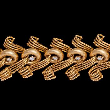 1001. A gold and diamond bracelet, tot. app. 1.80 cts. 1950's.