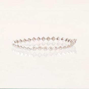 An 18K white gold tennis bracelet with round brilliant-cut diamonds.