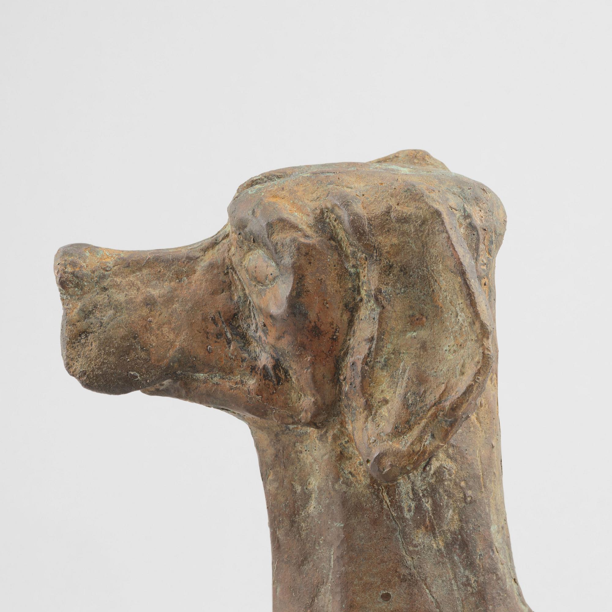 Skulptur, 1900-tal, Liggande hund.