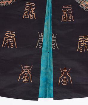 ROBE, silk. China late Qing. Height 112 cm.