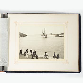 Fest och vardag på Oscar II:s Drott, 1904.