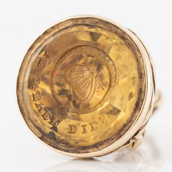 Sigill 14K guld och graverad gulaktig sten, möjligen citrin.