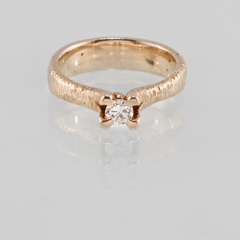 RING, 14K guld med briljantslipad diamant ca 0,23 ct. Vikt 5,6 gram.