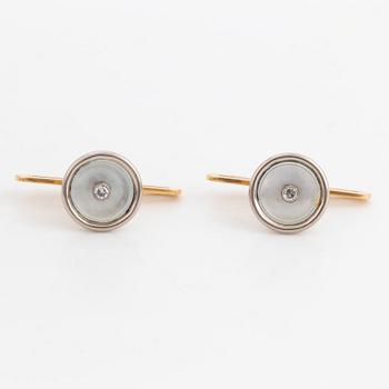 Cufflinks and shirt buttons, 18K gold and mother of pearl.