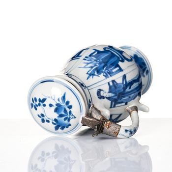 A blue and white mustard pot, Qing dynasty, Kangxi (1662-1722).