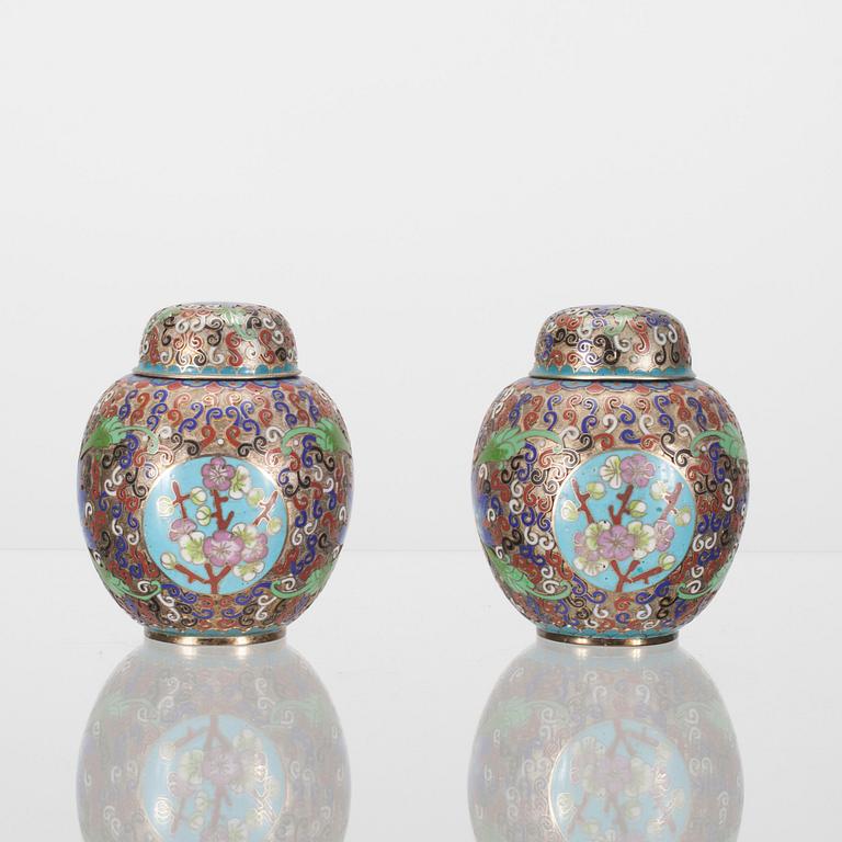 URNOR MED LOCK, ett par, mässing, österländskt cloisonnéarbete, 1900-talets första hälft.