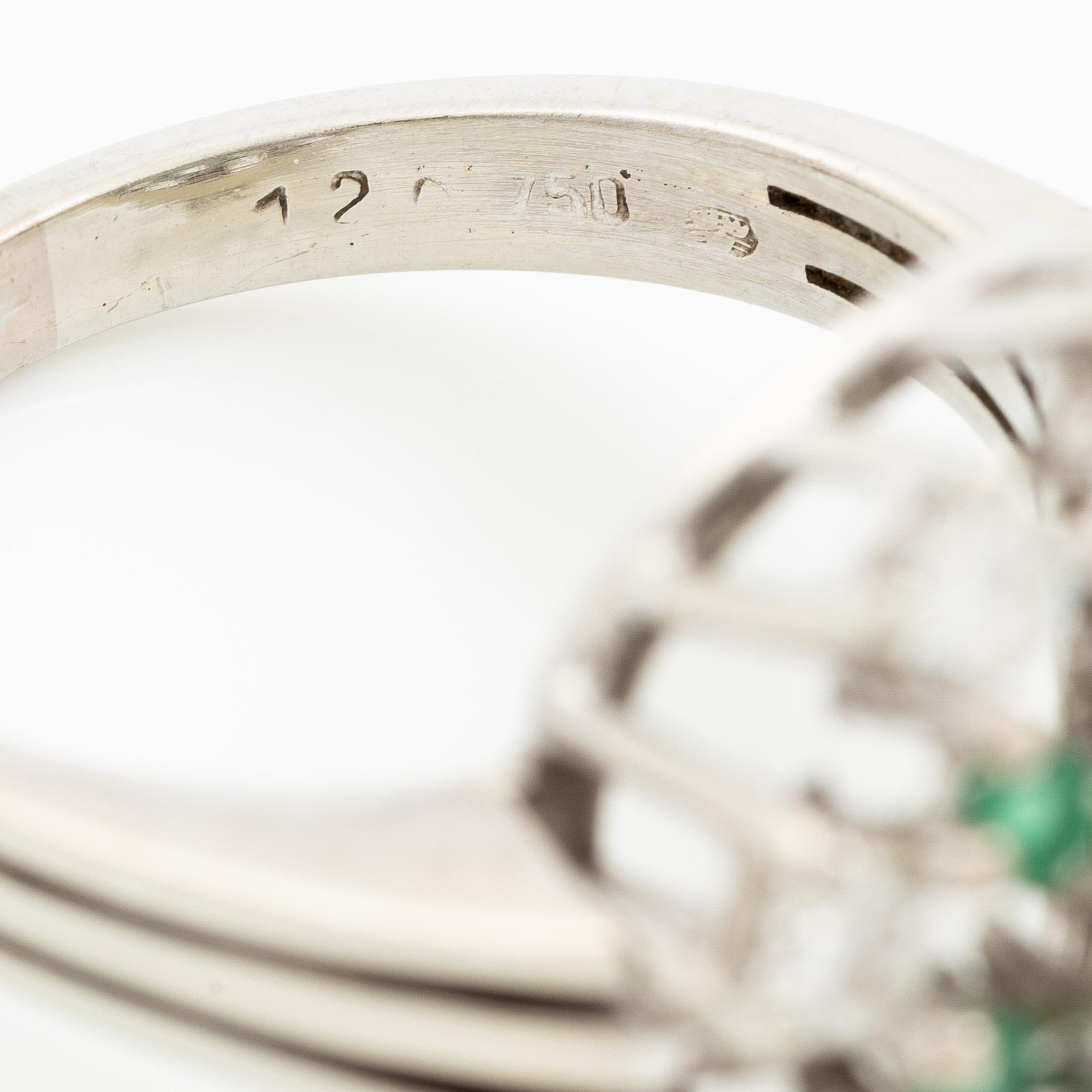 Ring 18K white gold set with brilliant-cut diamonds and emeralds.