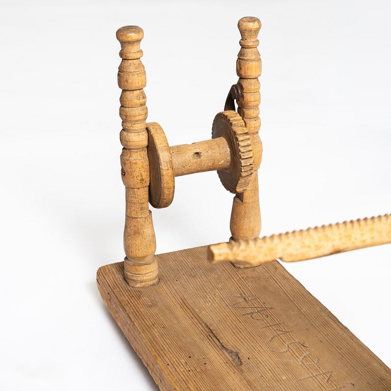Bandvävstolar, två stycken, Sverige, daterade 1759.