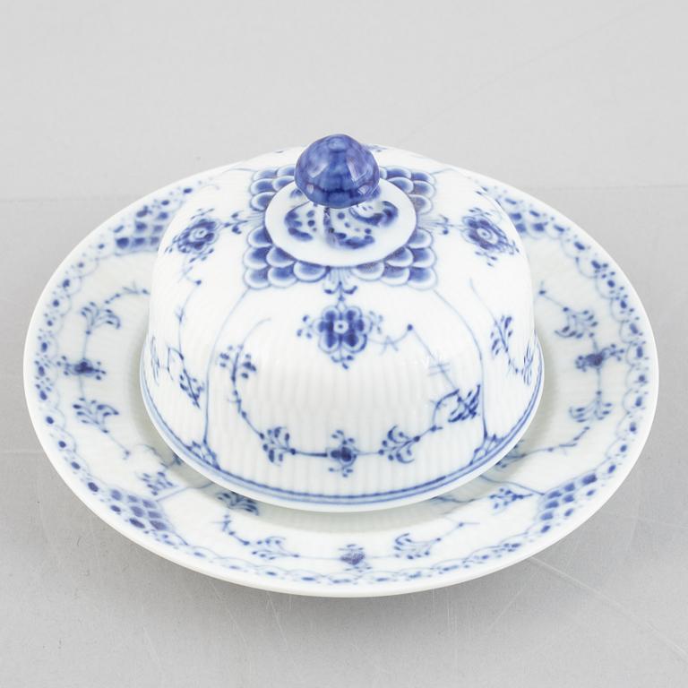 A 'Blue Fluted Half Lace' / 'Musselmalet' porcelain butter dish, Royal Copenhagen, model 502, 1960.