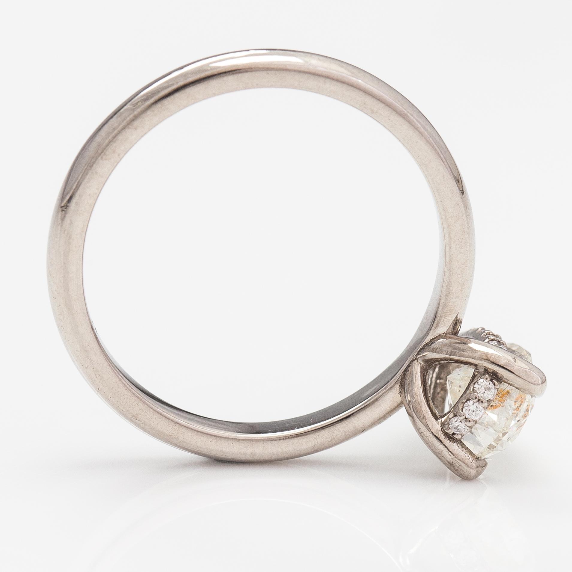 Ring, 14K vitguld och droppformad diamant ca 1.20 ct. AIG-certifikat.