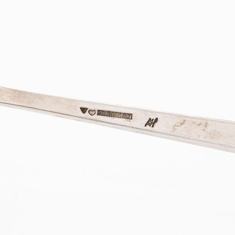 Tillander, Tarjoiluvälineitä, 9 kpl, hopeaa, joista viisi leimattu Matti Honkanen, Helsinki 1955-1962.