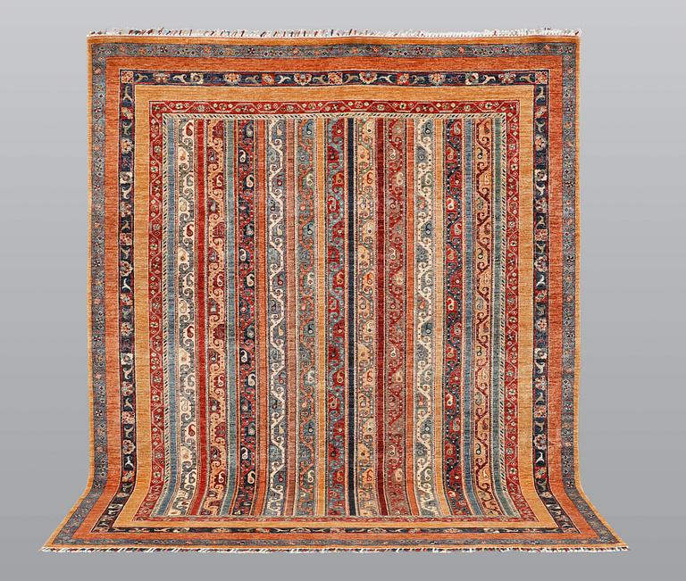 A carpet oriental, ca 300 x 244 cm.