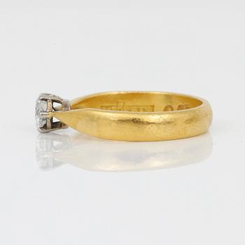 RING, 23K guld samt briljantslipad diamant ca 0,35 ct, L Bökman, Stockholm, omkring sekelskiftet 1900. Vikt ca 4,49 g.