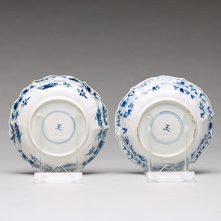 Six (2+2+2) blue and white cups with five (2+2+1) dishes, Qing dynasty, Kangxi (1662-1722).