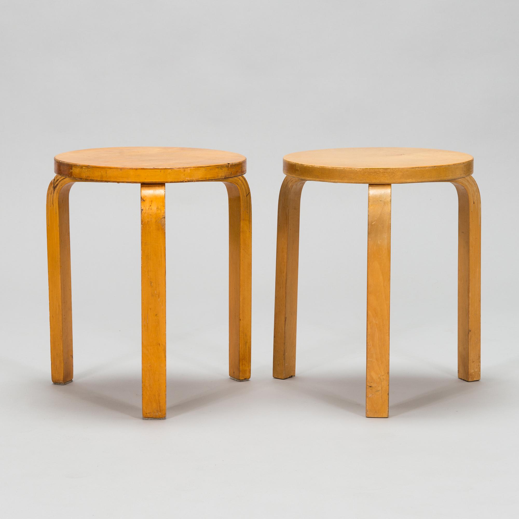 Alvar Aalto, a mid-20th century '85' table and four '60' stools for O.Y. Huonekalu-ja Rakennustyötehdas A.B.