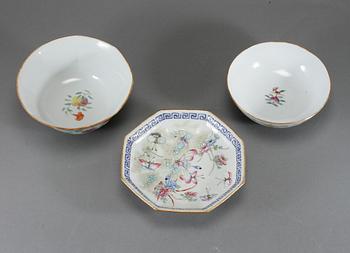 SKÅLAR, 2 st, samt SKÅLFAT, porslin, Kina, 1800-/1900-tal.