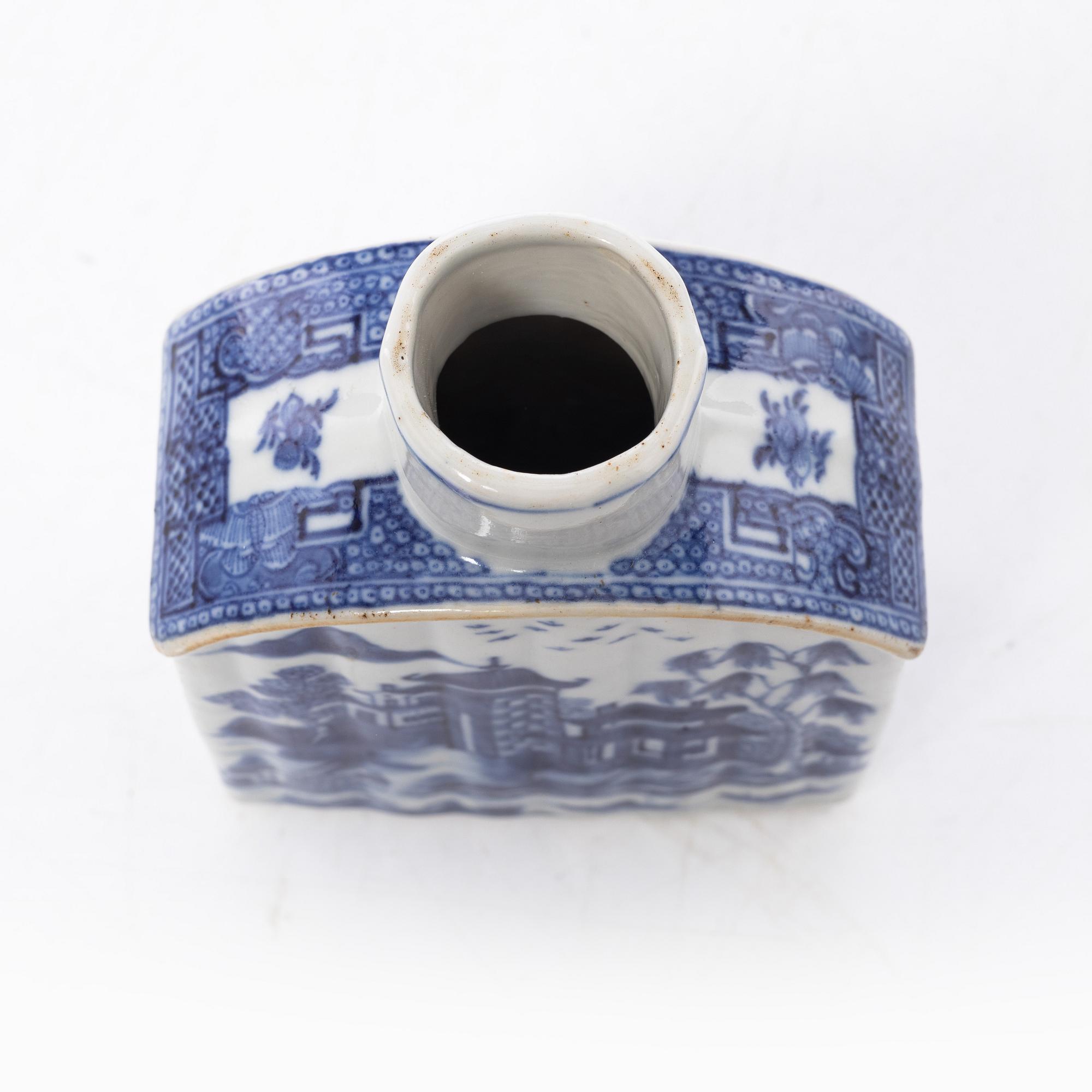 A blue and white tea caddy, Qing dynasty, Qianlong (1736-95).
