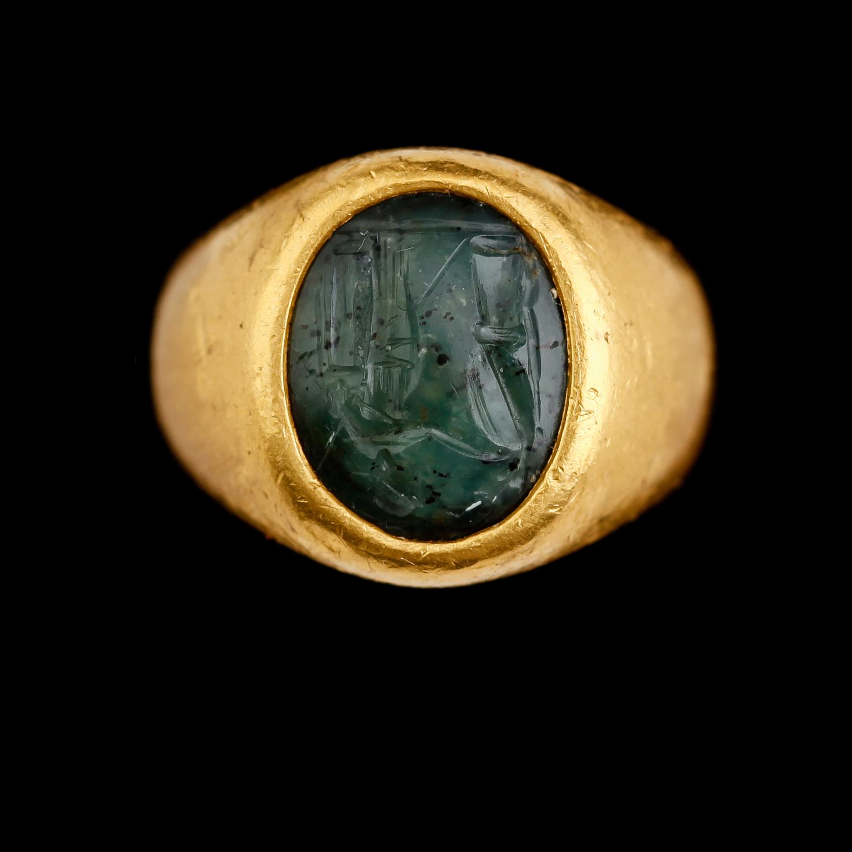 RING, sannolikt 23 k guld, Bvlgari, med grön skarabe. Total vikt med skarabé 20 gram.