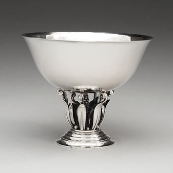 A Johan Rohde 830/1000 silver centerpiece, Georg Jensen, Copenhagen 1919-21, design no 196.