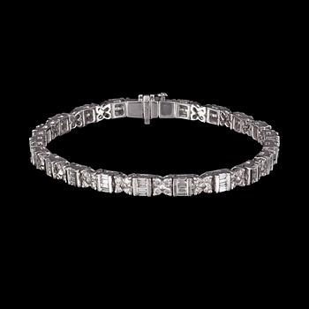 60. ARMBAND, briljant- och baguetteslipade diamanter, tot. 3.27 ct.