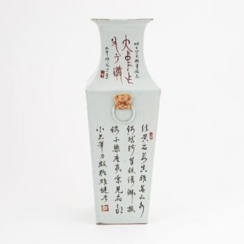 A Chinese square caligraphy vase, around 1900.