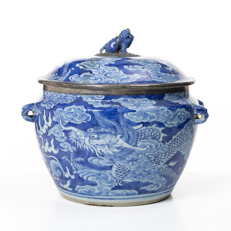 Karott med lock samt vas, porslin. Qingdynastin, 1800-tal.