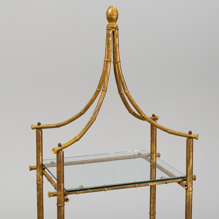 A Chinoiserie shelf, 20th Century.