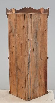 HÖRNSKÅP, allmoge, 1800-tal.