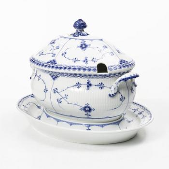 Royal Copenhagen, terrin, porslin, "Musselmalet", modell 597, Danmark, 1894 - 1900.