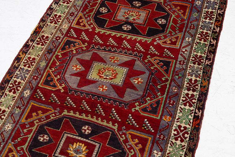 Matta, semiantik Kazak, ca 335 x 123 cm.