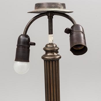 GOLVLAMPA, koppar, 1920-tal.