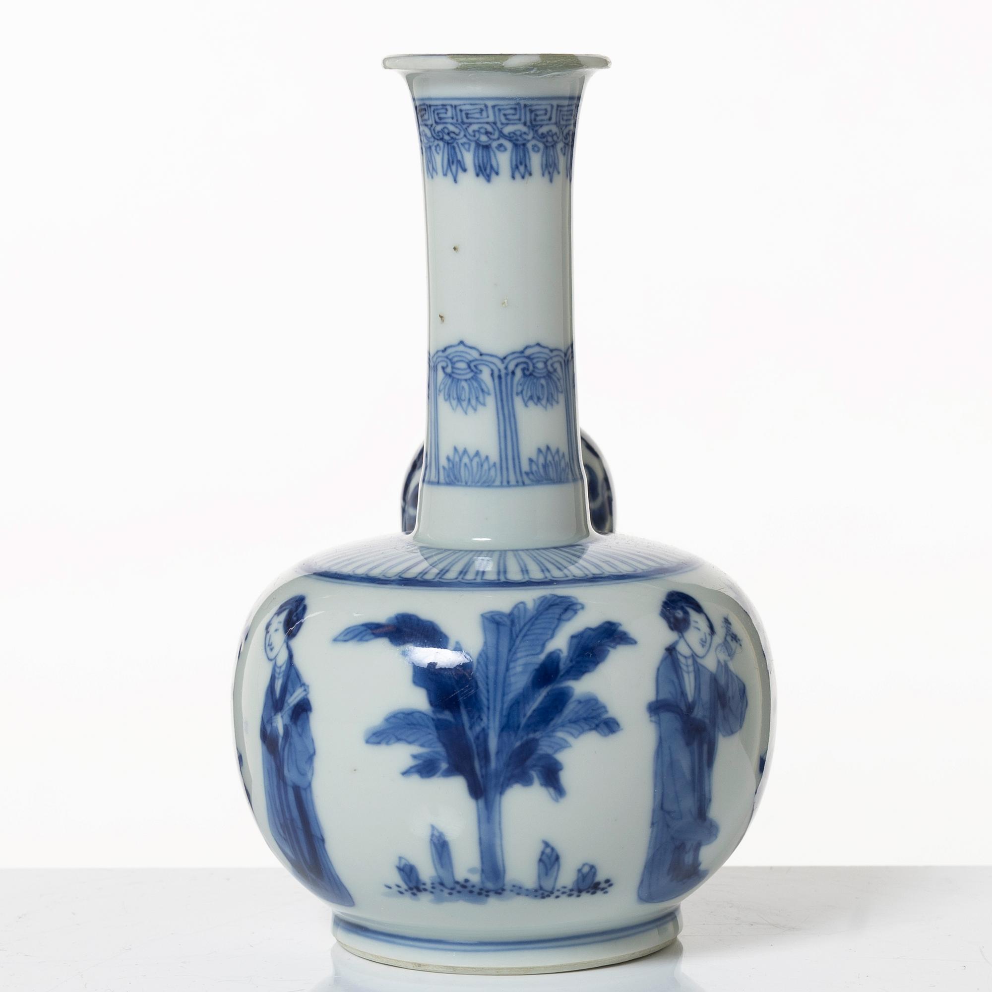 A Chinese blue and white porcelain kendi, Qing dynasty.
