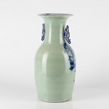 A Chinese vase, 19th/20th century.