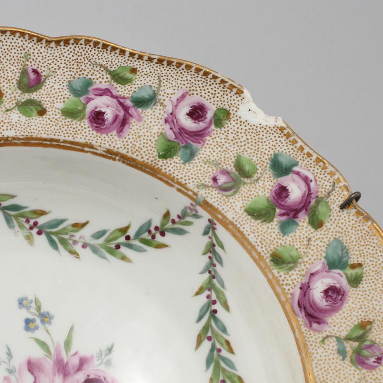 TALLRIKAR, 2 st, porslin, Meissen, möjligen 1700-tal.