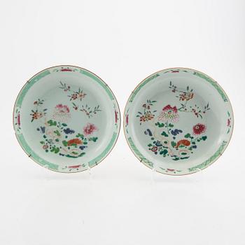 A pair of Chinese famille rose procelain plates 18th century.