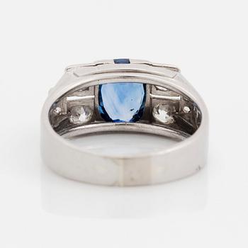 Ring 18K vitguld med en fasettslipad safir ca 2.00 ct och gammal- och åttkantslipade diamanter.