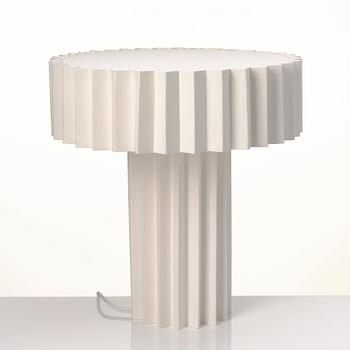 FOLKFORM, "L árt Plisse no 2", Formstudie i vitt, bordslampa, Studio Folkform, 2022.